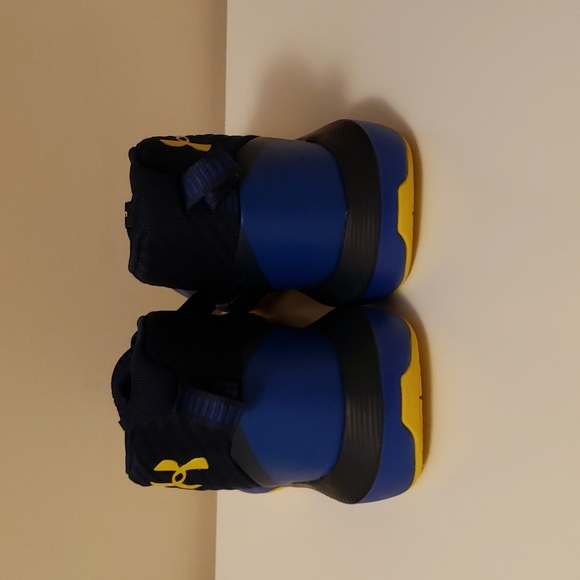 Super cool 😎 blue and yellow UnderArmour Stephen Curry shoes with laces. - Picture 3 of 5